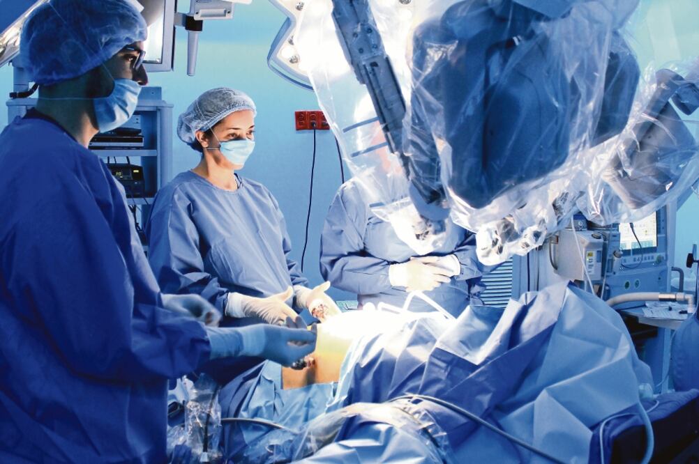 Como sus nuevos “pinceles”, este robot llamado Da Vinci mueve sus tres brazos robóticos para operar a los pacientes, retirando desde tumores cancerígenos hasta realizar puenteos de estómago que son útiles para su buen funcionamiento (LAURA BARRIOS)