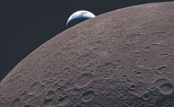 Imagen de la superficie lunar, con la Tierra que se oculta al fondo, tomada por la tripulación de la misión Artemis II. Foto: Nasa