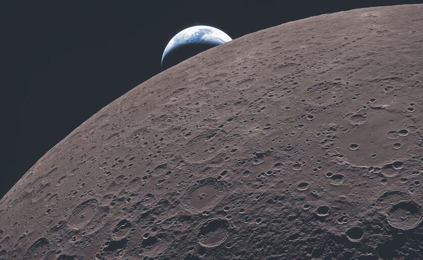 Imagen de la superficie lunar, con la Tierra que se oculta al fondo, tomada por la tripulación de la misión Artemis II. Foto: Nasa
