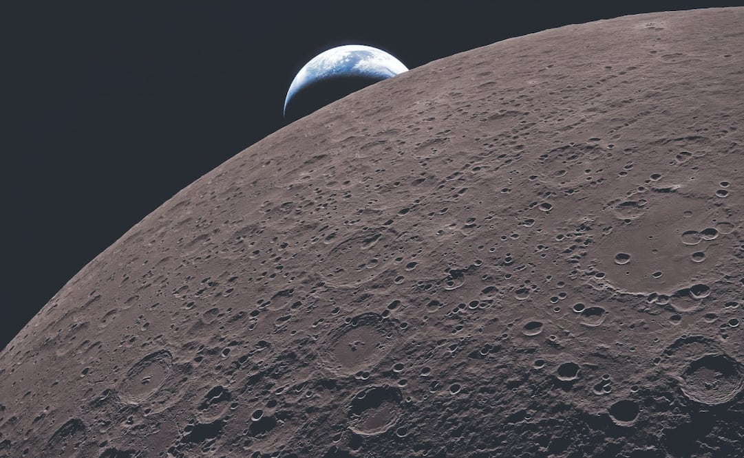 Imagen de la superficie lunar, con la Tierra que se oculta al fondo, tomada por la tripulación de la misión Artemis II. Foto: Nasa