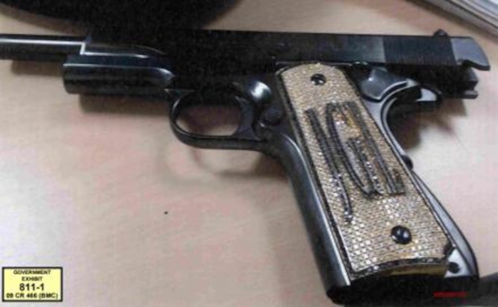 Sale a relucir pistola con diamantes en juicio de "El Chapo"