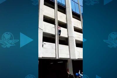 Hombre cae de estacionamiento durante sismo