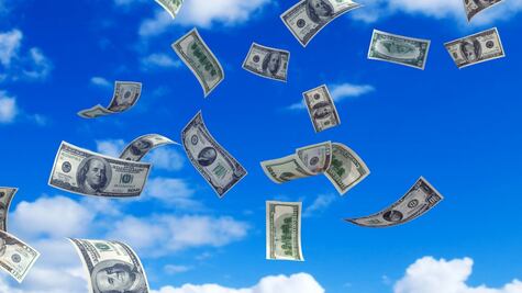 Hombre tira por accidente 30 mil dólares de una camioneta en carretera de Michigan