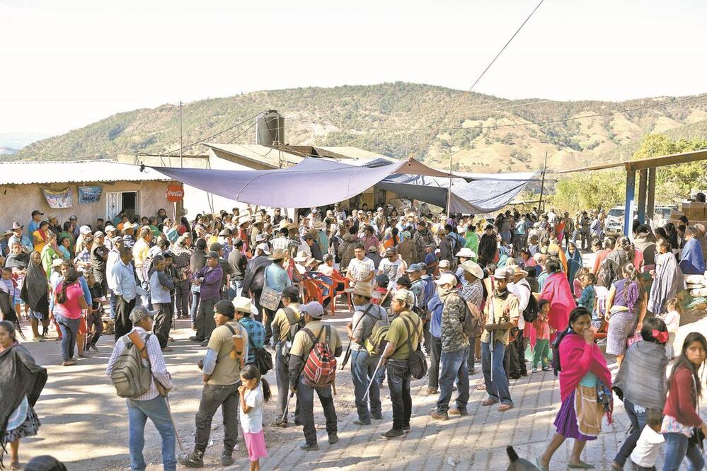 Las familias de 16 comunidades guerrerenses mantienen un bloqueo para exigir a las autoridades que detengan al grupo criminal de Los Ardillos, ya que éste ha atacado violentamente a los pobladores. Fotos: SALVADOR CISNEROS. EL UNIVERSAL