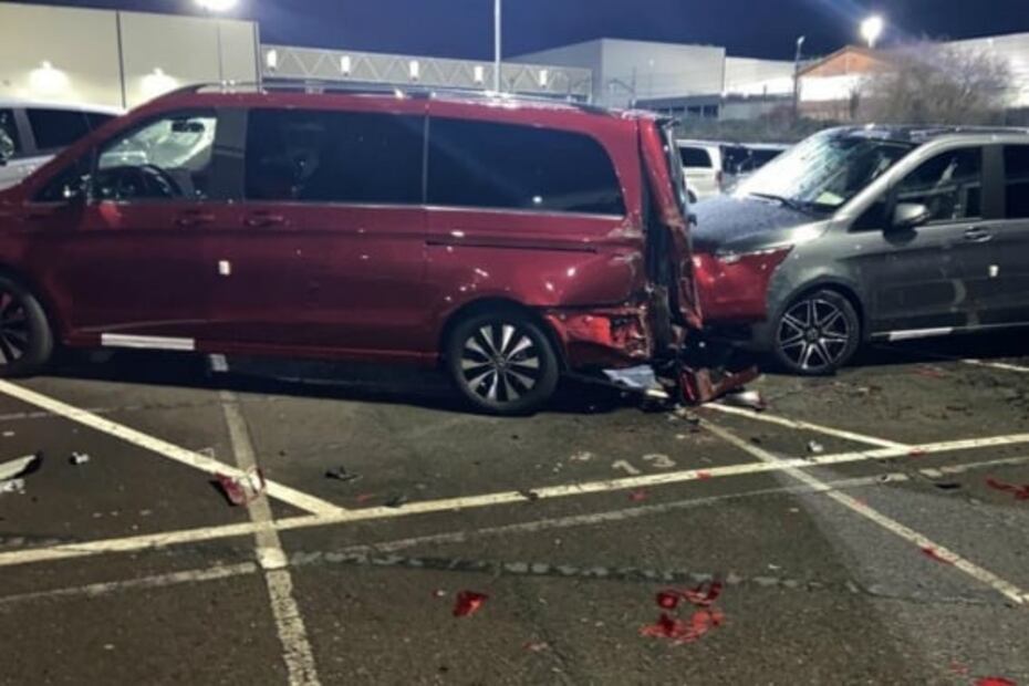 Empleado de Mercedes-Benz es despedido y como venganza destruye 50 camionetas