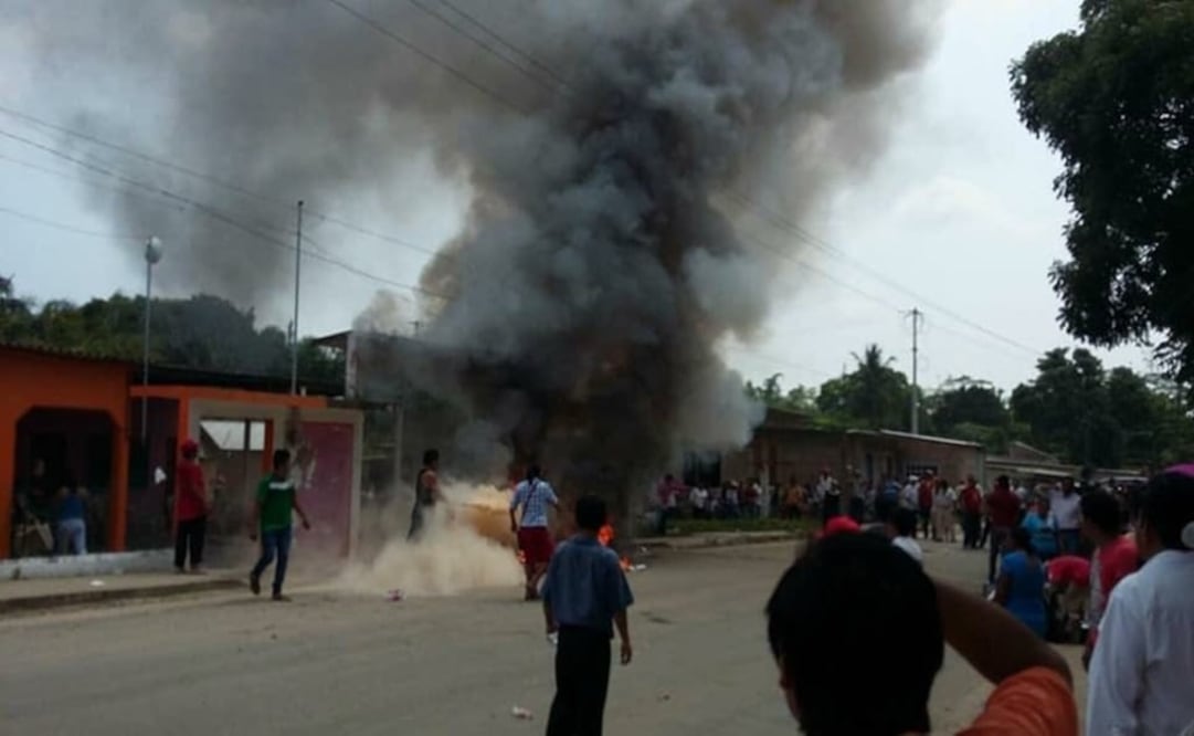 En Zaragoza, presuntos militantes del PRI quemaron paquetes y material electoral afuera del Consejo Municipal (Foto: cortesía La Nigua)