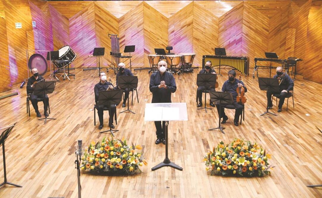 Los músicos usan cubrebocas y tienen sana distancia. Fotos: OSEM