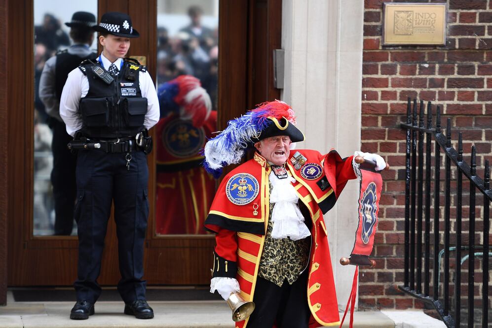 Un pregonero anuncia el nacimiento del tercer hijo de la duquesa Catalina de Cambridge y el príncipe Guillermo a las puertas del Hospital St Mary en Londres. Foto: EFE