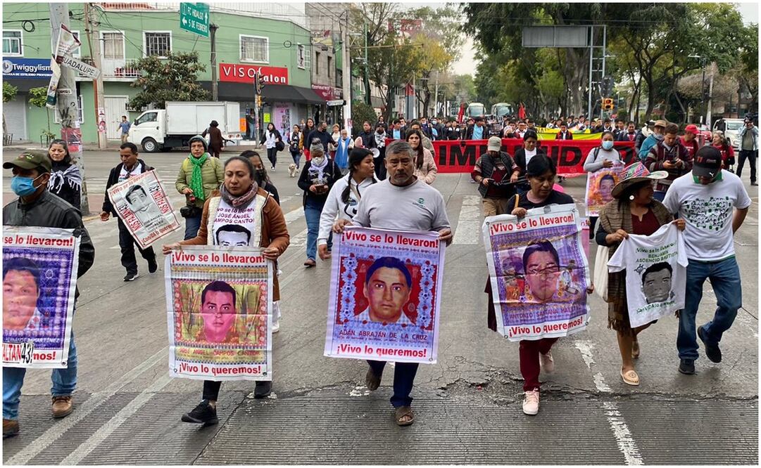 Familiares de los 43 de Ayotzinapa piden a la Virgen de Guadalupe verdad y justicia en el caso. Foto: Centro Prodh