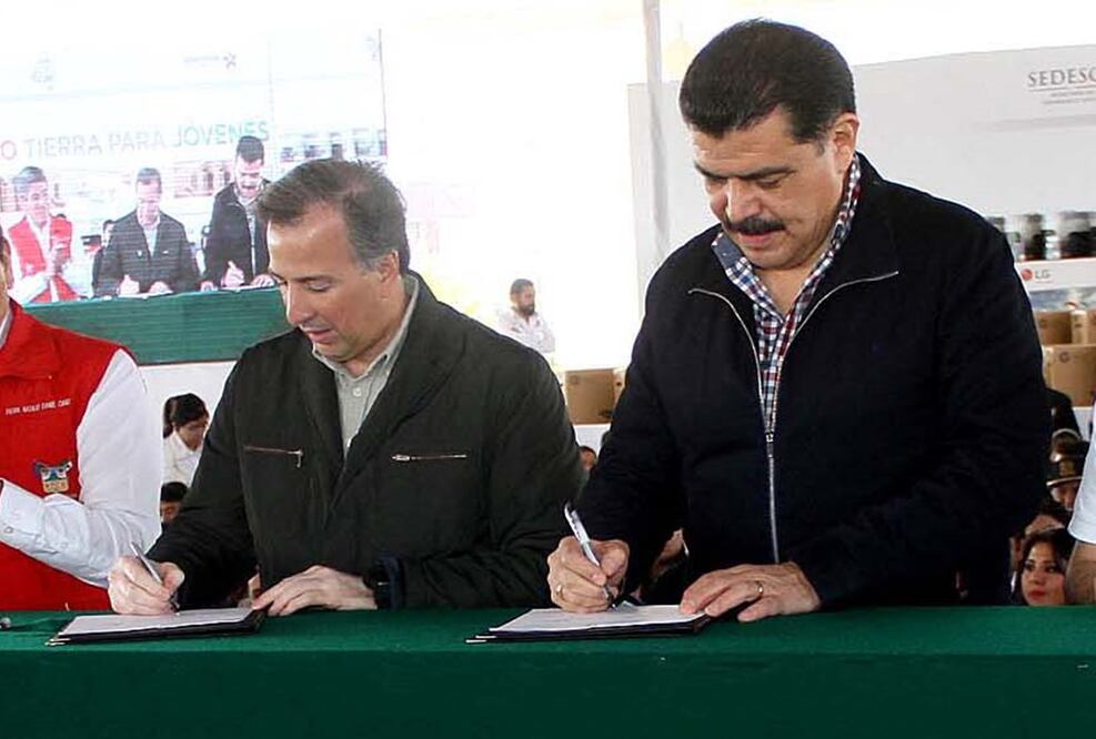  El secretario de Desarrollo Social (Sedesol), José Antonio Meade, y el gobernador José Francisco Olvera Ruiz (Foto: Especial)