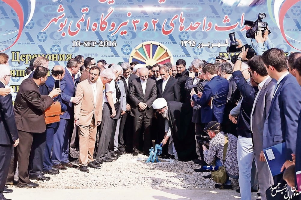 Ceremonia. Autoridades iraníes preparan el terreno para el inicio de la construcción de la planta de energía nuclear, en Bushehr (AP)