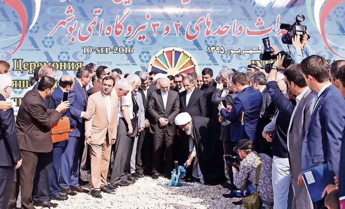 Ceremonia. Autoridades iraníes preparan el terreno para el inicio de la construcción de la planta de energía nuclear, en Bushehr (AP)
