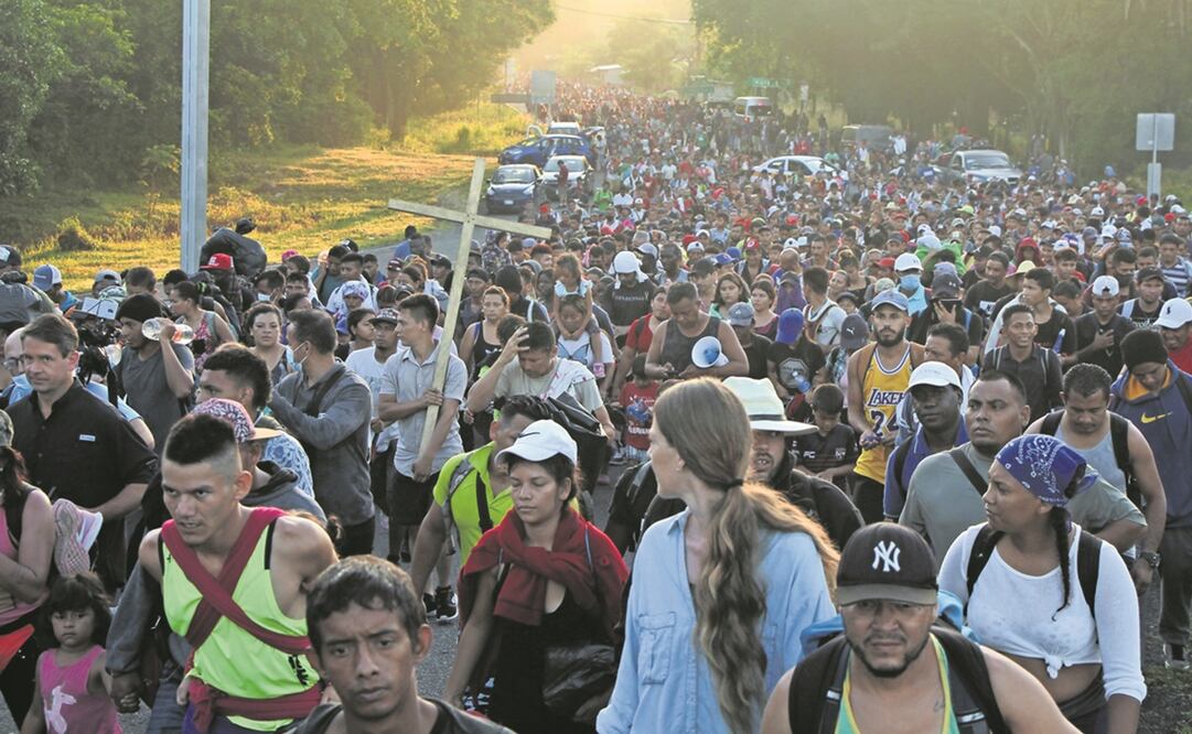 Acompañados por visitadores de la Comisión Nacional de los Derechos Humanos, Protección Civil y organizaciones no gubernamentales, los migrantes reiniciaron ayer su marcha desde el amanecer. Foto: Arturo Mijangos. EL UNIVERSAL