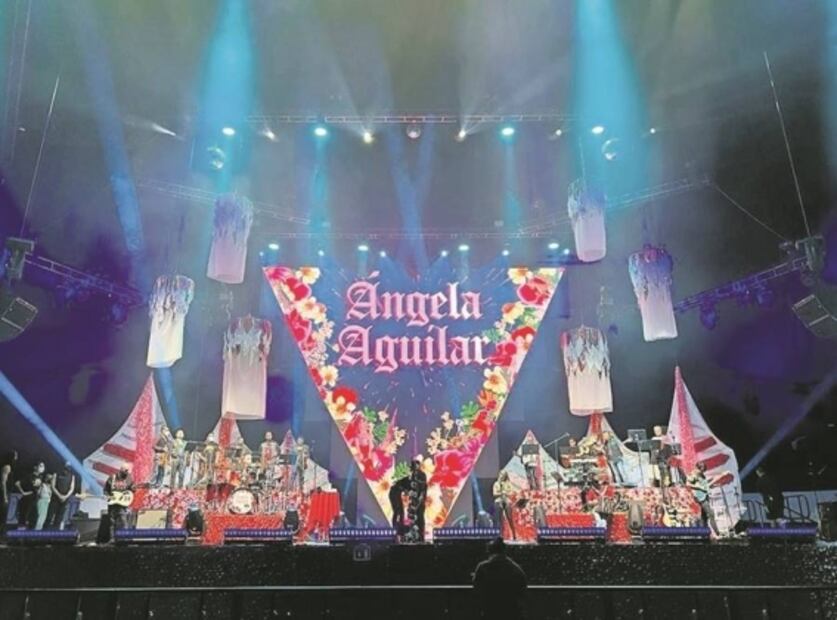 Ángela Aguilar da salto en solitario y canta a su familia