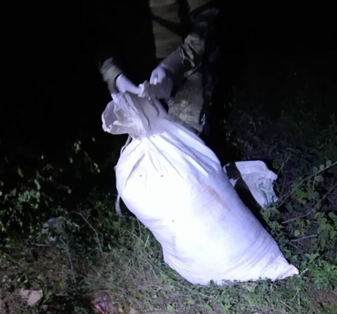 Aseguran costales con posible metanfetamina tras persecución de sujetos en Culiacán  