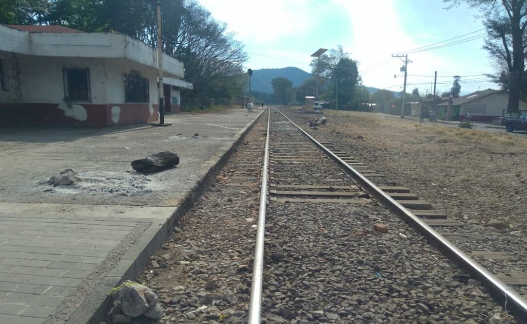 En Uruapan, el otro grupo de disidentes también se retiró de las vías ferroviarias. Foto: Especial