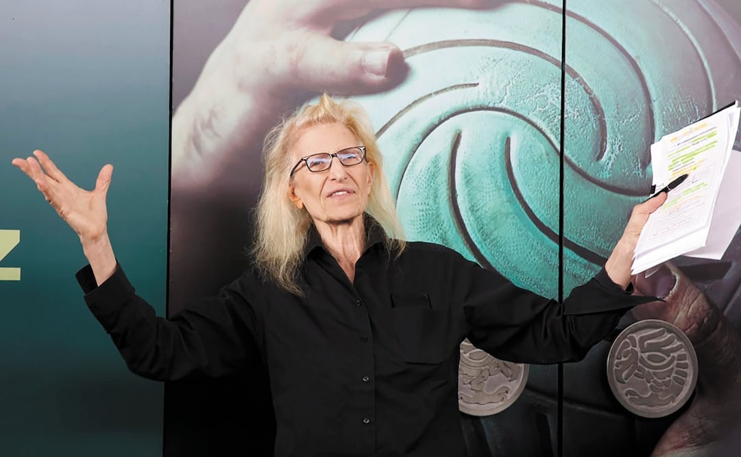 La fotógrafa estadounidense Anni Leibovitz, famosa por los retratos de artistas y políticos que ha publicado en revistas como Vo gu e yVanity Fair, visita México para presentar su serie fotográfica de futbolistas
mexicanos, proyecto que dice no ha concluido, pero del que ya se exhibe una muestra en el Museo Nacional de Antropología bajo el título Futbol 2026. Foto: FOTOS: OSMAR ALVARADO/EL UNIVERSAL