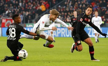 "Chicharito" y Leverkusen se imponen 3-1 al Hertha