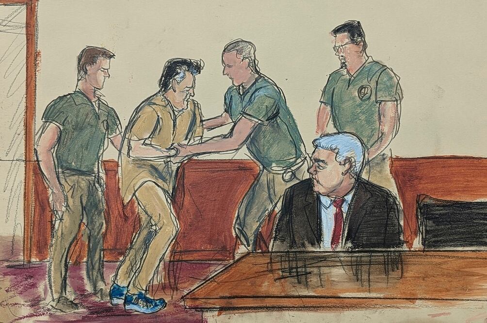 En este boceto de la sala del tribunal, Ismael “El Mayo” Zambada, segundo a la izquierda, asistido por los alguaciles estadounidenses, es conducido a la sala del tribunal mientras su abogado defensor Frank Pérez, sentado a la derecha, observa en el tribunal federal, el viernes 13 de septiembre de 2024, en el distrito de Brooklyn de Nueva York.  Foto: AP