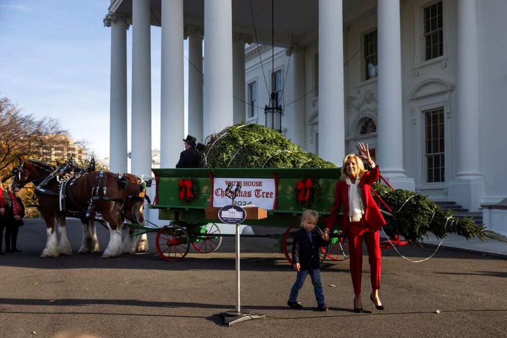 La Primera Dama de Estados Unidos, Dra. Jill Biden, de la mano de su nieto Beau, se marcha tras recibir el Árbol de Navidad oficial de la Casa Blanca. FOTO: EFE