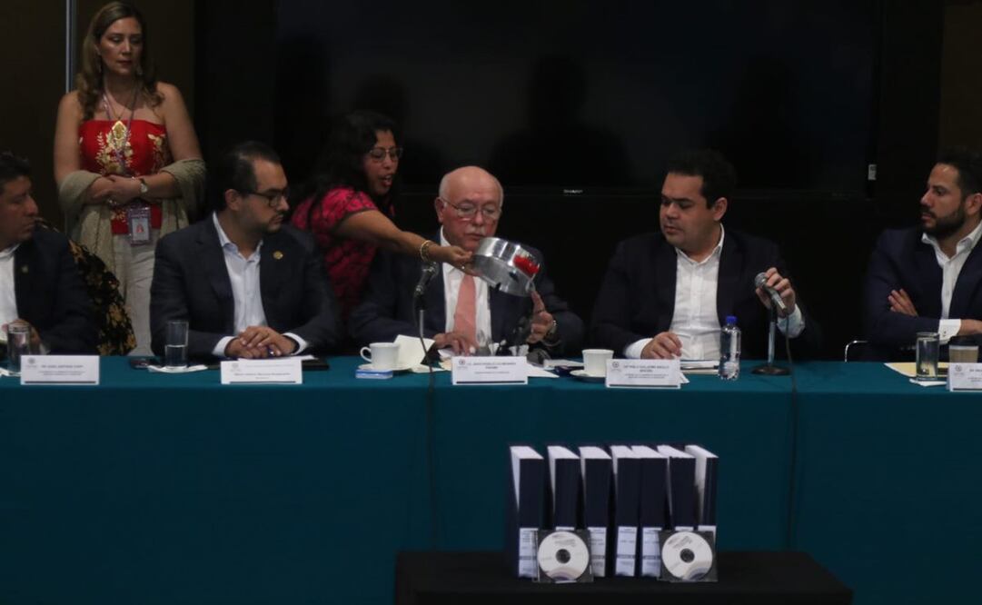 Diputada morenista Inés Parra increpa a David Colmenares al vaciarle una olla con ratones de plástico. Foto: Carlos Mejía/EL UNIVERSAL