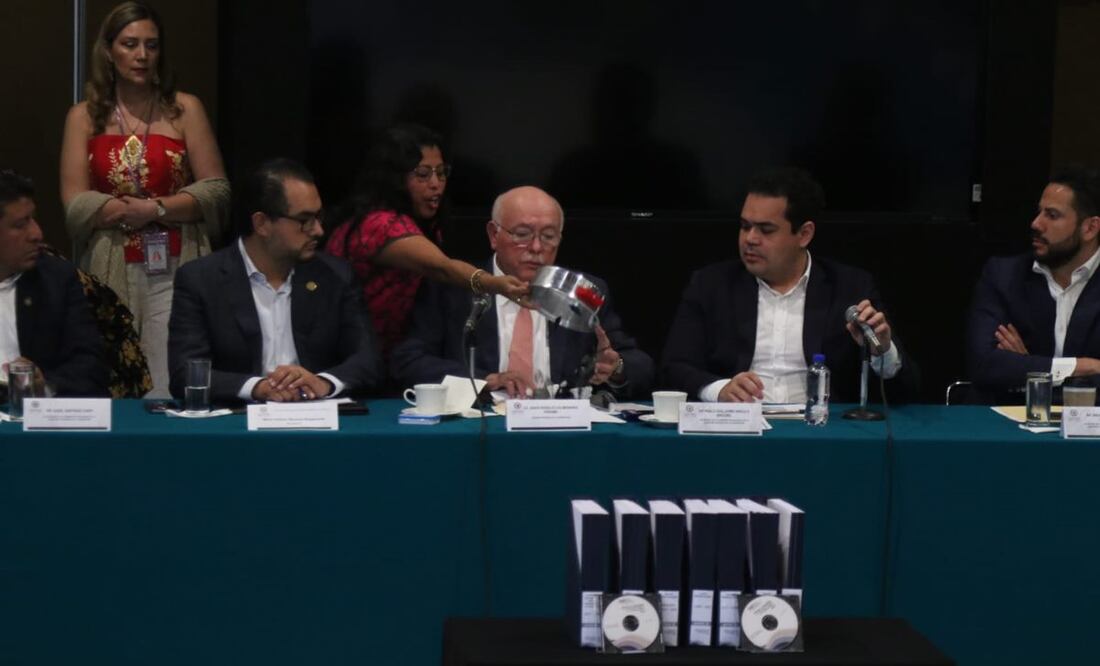 Diputada morenista Inés Parra increpa a David Colmenares al vaciarle una olla con ratones de plástico. Foto: Carlos Mejía/EL UNIVERSAL