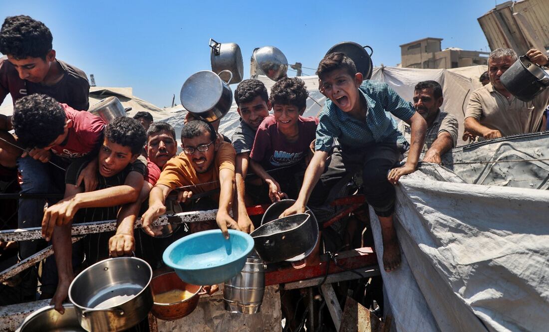 Niños palestinos claman por alimentos de una cocina benéfica, en la Ciudad de Gaza, el 24 de julio de 2025. Foto: Xinhua
