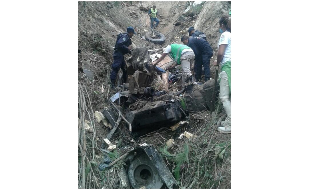 Peritos de la Policía Federal y de la Fiscalía trabajaron durante el lunes entre el kilómetro 52 y 53 de la carretera Motozintla-Huixtla (Foto: Fredy Martín/EL UNIVERSAL)