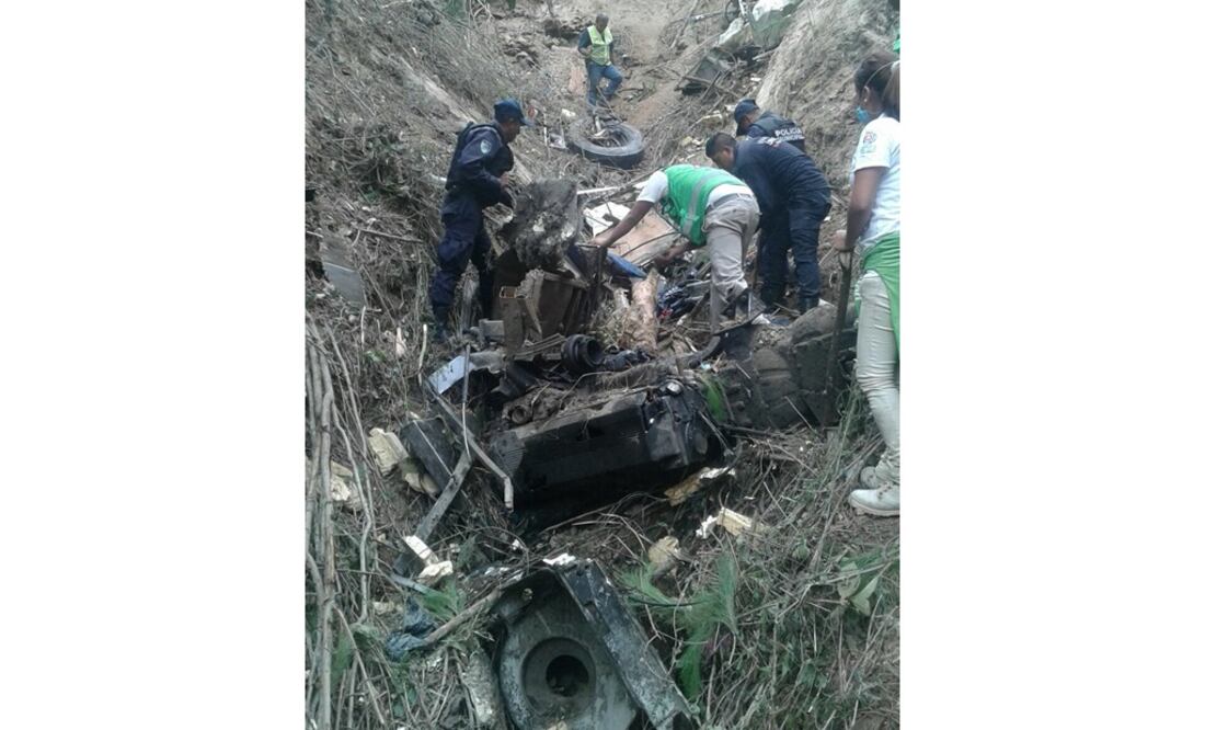 Peritos de la Policía Federal y de la Fiscalía trabajaron durante el lunes entre el kilómetro 52 y 53 de la carretera Motozintla-Huixtla (Foto: Fredy Martín/EL UNIVERSAL)