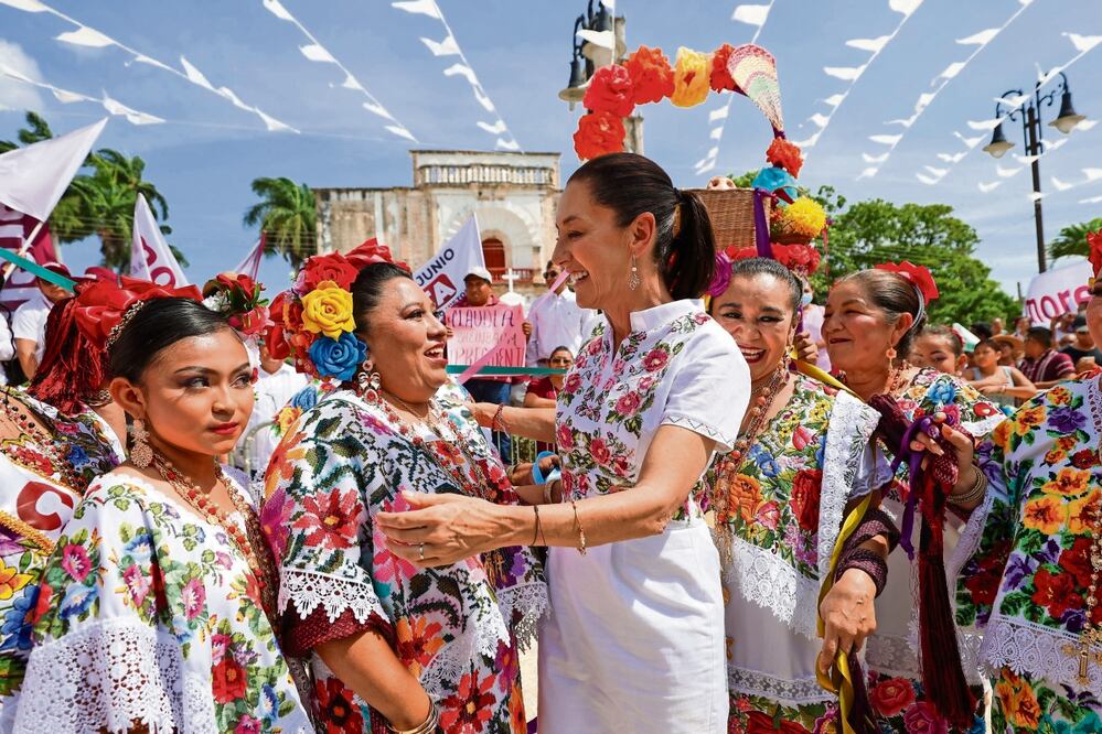 Durante su visita al estado de Campeche, Claudia Sheinbaum se comprometió a fortalecer el sistema educativo del país y a garantizar condiciones justas para los docentes. Foto: de Diego Simón. El Universal