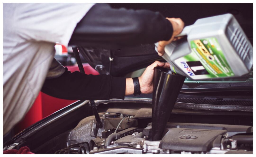 Aprende cómo pasar gasolina de un auto a otro sin succionar por la boca. Imagen: Unsplash.