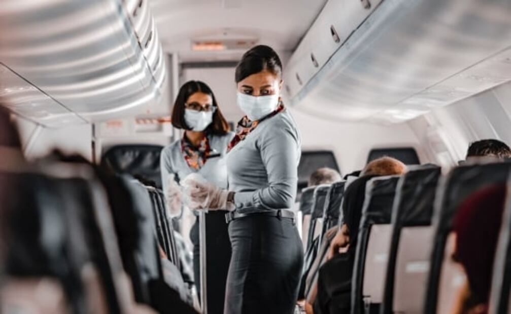 Hasta 3 mil dólares de multa por no usar cubrebocas en el avión