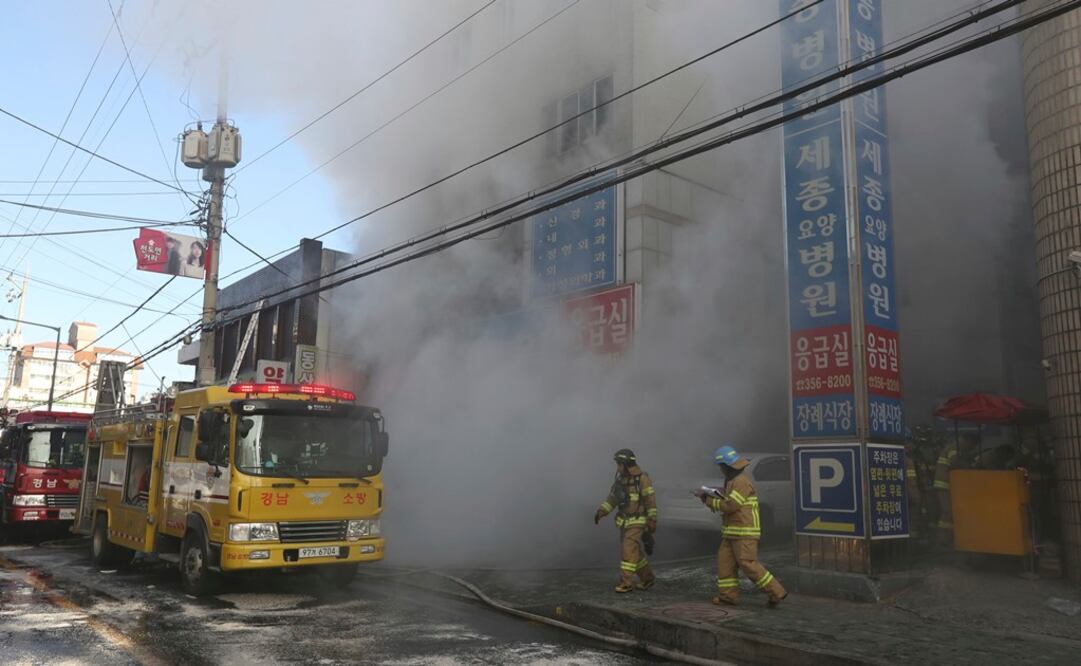 Bomberos trabajan mientras el humo sale de un hospital e Miryang, Corea del Sur (Foto: AP)