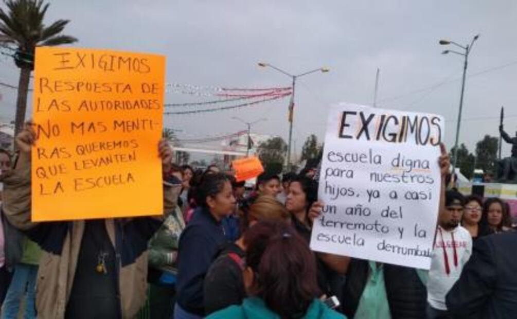 Padres de familia bloquean avenida Chimalhuacán por escuela dañada