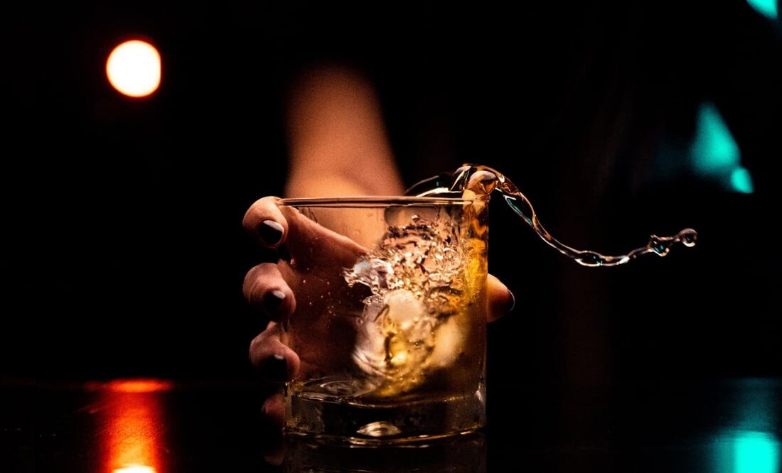 No te excedas, metabolizar el alcohol es más difícil para tu cuerpo de lo que crees. Imagen: Unsplash