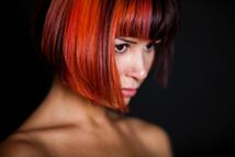 Cómo quitar el tinte rojo del cabello 