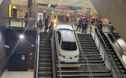 Extranjero roba auto y "se estaciona" en escaleras de plaza en Madrid: VIDEO