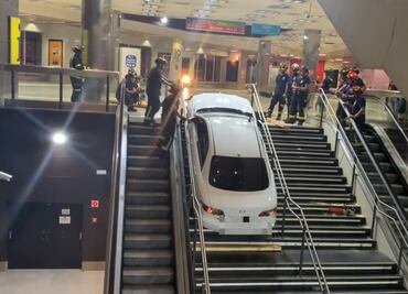 Extranjero roba auto y "se estaciona" en escaleras de plaza en Madrid: VIDEO