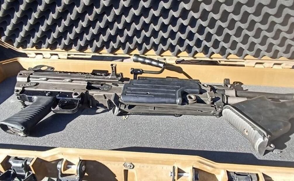 Lo decomisado corresponde a una ametralladora Browning M-2 calibre .50, ametralladora FN M-249 Minimi calibre 5.56, con un cargador abastecido. Foto: Especial.