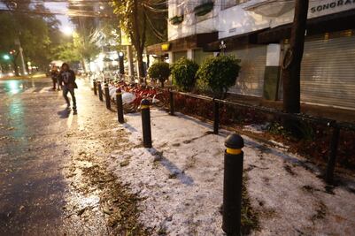 Granizo y lluvia sorprenden este domingo a capitalinos