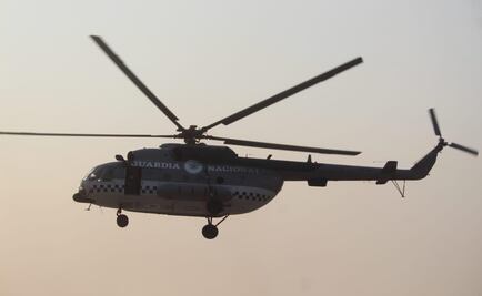 Helicóptero de Guardia Nacional se suma a labores para sofocar incendio forestal en Michoacán
