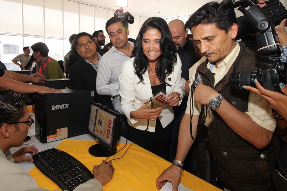 Barrales a su arribo al módulo de registro en el Consejo del PRD. Foto: Germán Espinosa/EL UNIVERSAL