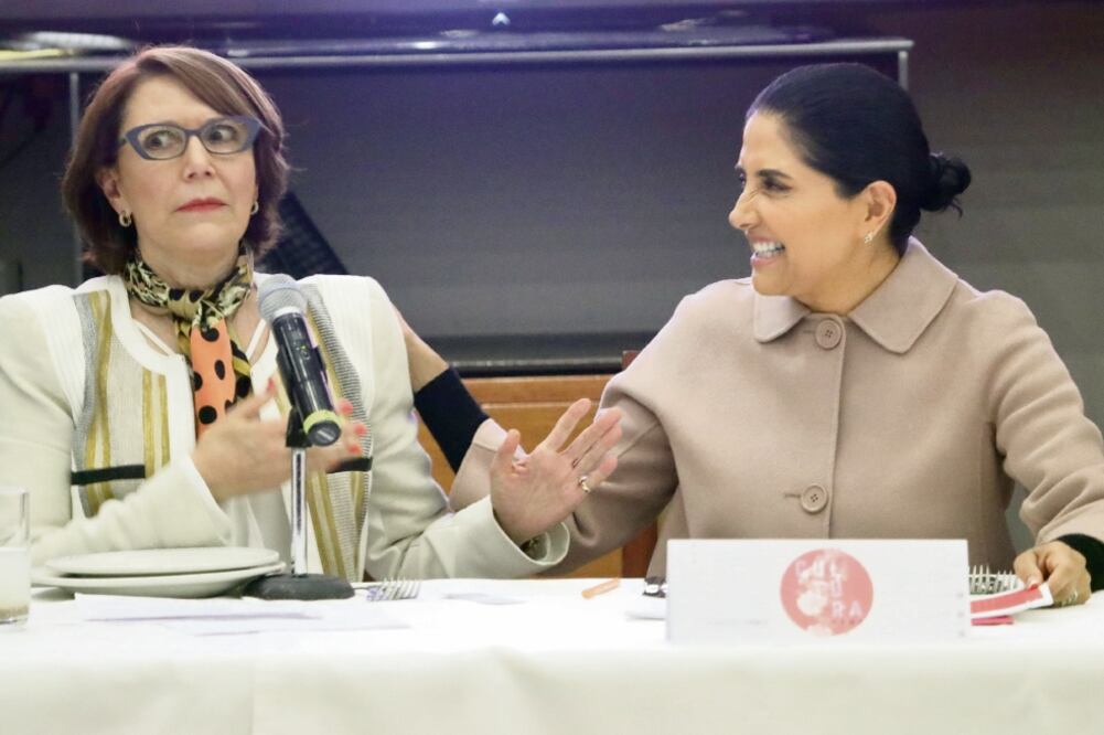 Alejandra Barrales explicó que el principal objetivo es hacer de la cultura el detonador de la economía de la Ciudad, para que se vea como una área “de gran inversión y negocio”. En la imagen, con Ana Lilia Cepeda (ARIEL OJEDA. EL UNIVERSAL)