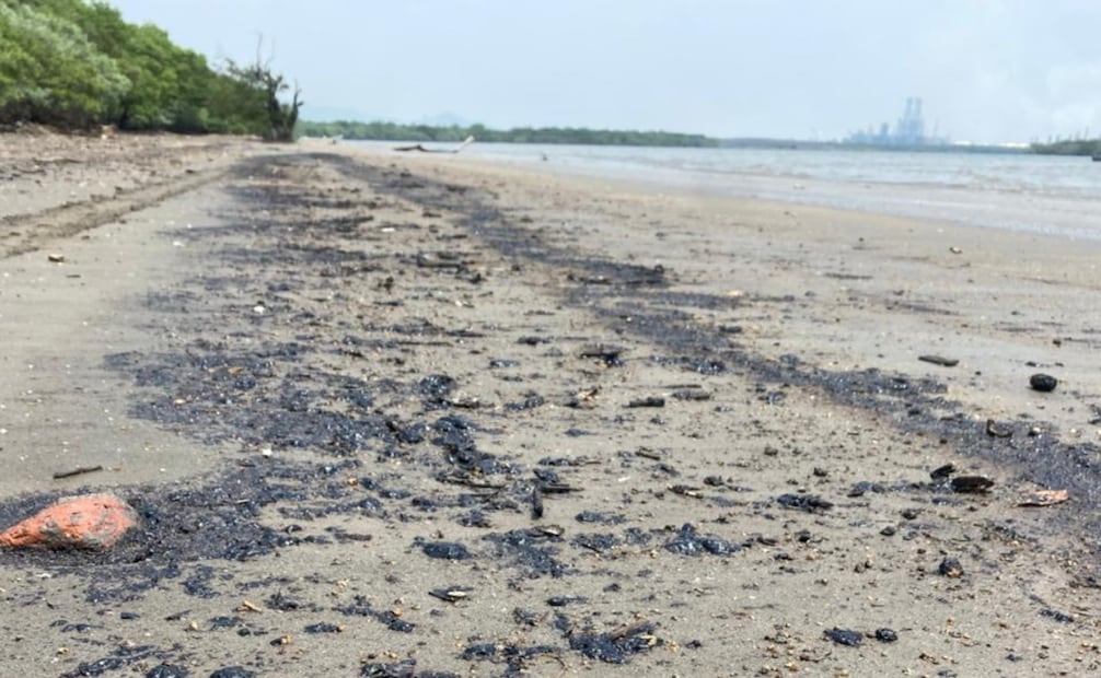 Pemex niega derrame de hidrocarburos en playa La Ventosa. Foto: Especial