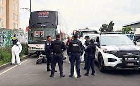 ¡Pisoteado! Motociclista muere tras ser aplastado por un camión al intentar cambiar de carril