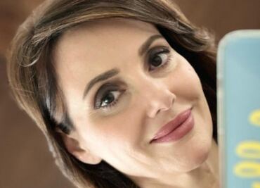 Monja sorprende a Lilly Téllez con un beso en Guanajuato