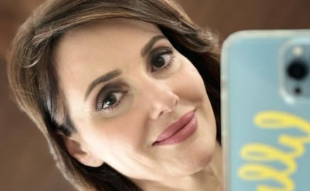 Monja sorprende a Lilly Téllez con un beso en Guanajuato