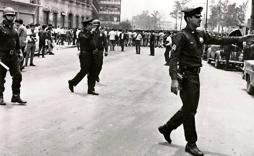 Granaderos y policías tras el enfrentamiento con estudiantes en la Plaza de la Ciudadela; su acción fue mínima, pero en la siguiente trifulca todo cambiaría. Foto: Archivo El Universal