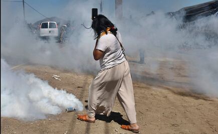 Funcionarios de inmigración defienden uso de tácticas agresivas en redadas; juez ordena cese a "patrullas itinerantes"
