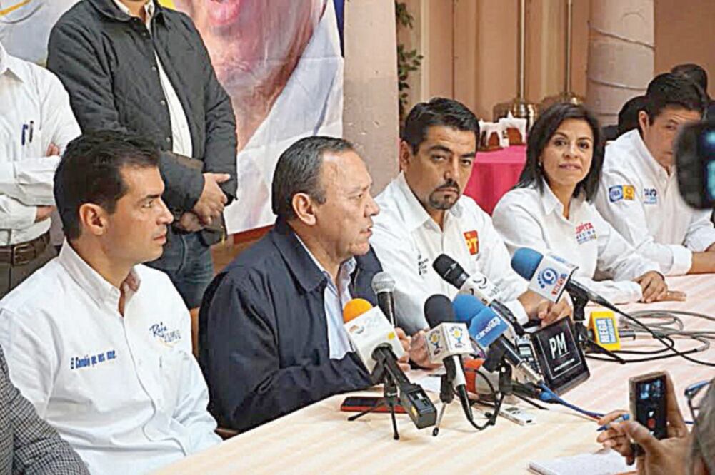 En conferencia de prensa en Zacatecas, el presidente de la Cámara de Diputados, Jesús Zambrano, arremetió contra Morena y su líder nacional, Andrés Manuel López Obrador. Aseguró el partido “le está haciendo el trabajo sucio al PRI” (ESPECIAL))